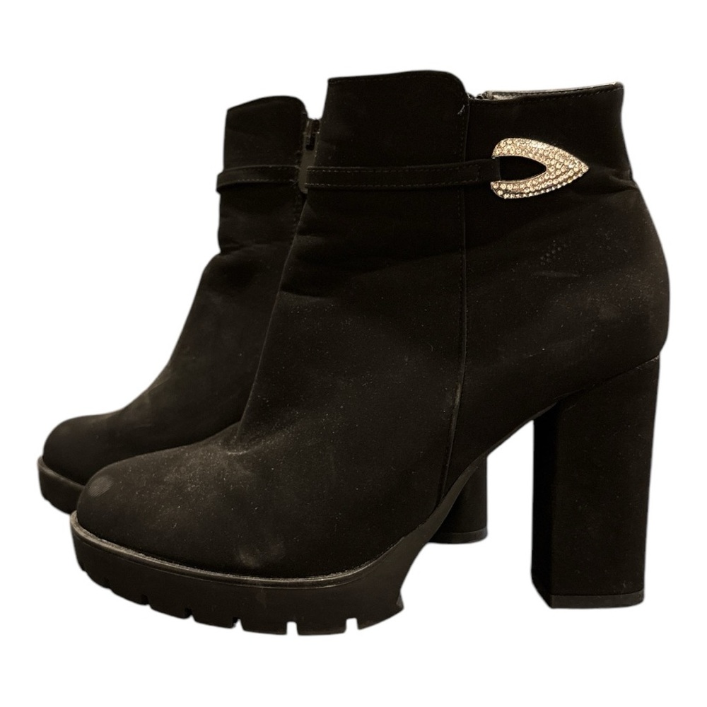 Dream Pairs Black Velvet heeled boot with rhinestone accent lug sole. Size 8 SH7